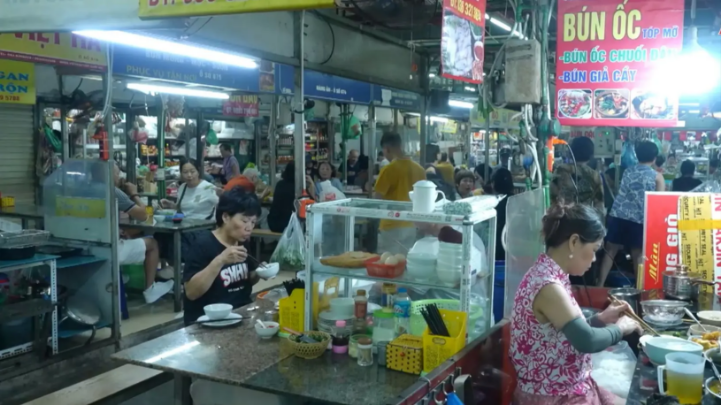 Dưới tầng hầm chợ Mơ